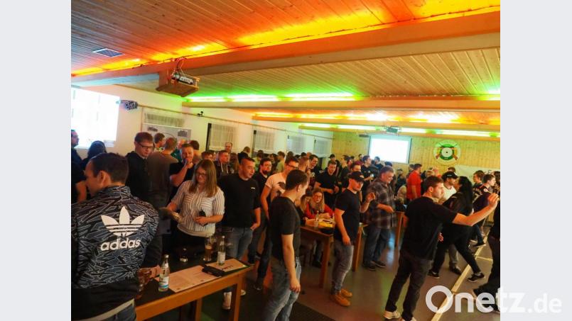 Viele Zuschauer fieberten bei den Dartsspielen mit. Bild:  Stefan Mayer/exb