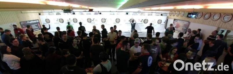 Die 128 Sportler spielten auf insgesamt 16 Dartscheiben in zwei Räumen. Bild:  Stefan Mayer/exb