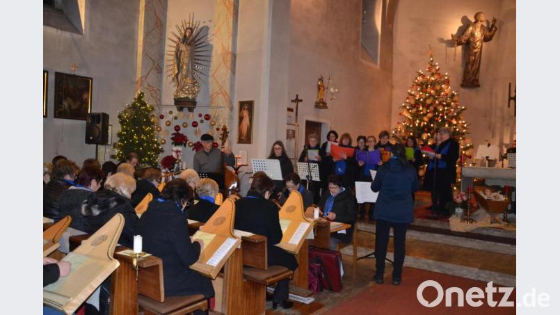 Die Tisch- und Veeh-Harfen-Gruppe sowie die Sängerinnen spielen und singen, begleitet von Schlagzeug und Bass. Bild: gi