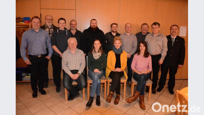 Der neue Vorstand der Blasmusik Gebenbach mit Bürgermeister Peter Dotzler (rechts) sowie dem im Amt bestätigten Vorsitzenden Simon Lösch (links) und den ausgeschiedenen Vorstandsmitgliedern Marion Giehrl (vorn, Zweite von links) und Jürgen Schneider (hinten, Zweiter von links). Bild: swo
