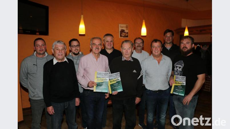 Mitgliederehrung beim Förderkreis des 1. FC Rieden; vordere Reihe, von links: Förderkreispräsident Gotthard Färber, Adalbert Obermeier (30 Jahre Mitgliedschaft), Hans-Joachim Ernst (20 Jahre), Norbert Hauser (2. Präsident), Günter Donhauser (20 Jahre); hinten: Hans Fischer (1. FC-Vorsitzender), Steffen Genrich (Jugendleiter), Thomas Schmucker (20 Jahre), Hans Schötz (15 Jahre) und Kassier Thomas Gruber. Bild: riw