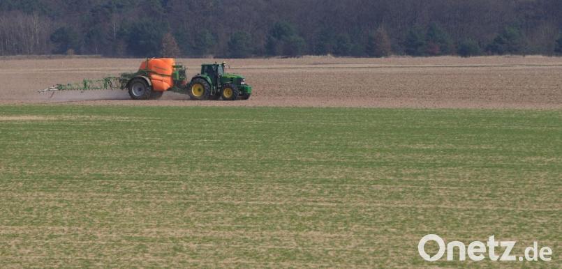 Die neue Düngemittelverordnung soll die Nitratbelastung im Grundwasser verringern. Doch die Landwirte sehen eine große Diskrepanz zwischen dem von der EU-Kommission geforderten Grundwasserschutz und dem, was für die Landwirtschaft vertretbar ist. Bild: Jens Wolf/dpa