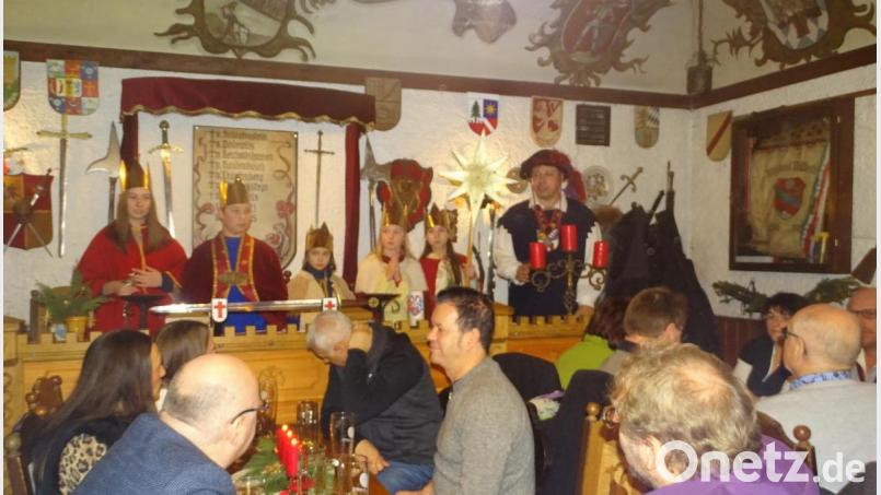 Großmeister Werner von Podewils (rechts) bat die Sternsinger auf den Hochsitz, um den Recken und Bürgern ihre Botschaft vorzutragen. Bild: hl
