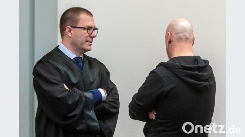 Der Angeklagte (rechts) steht im Verhandlungssaal des Landgerichts Regensburg neben seinem Verteidiger Sebastian Gaßmann. Bild: Armin Weigel/dpa