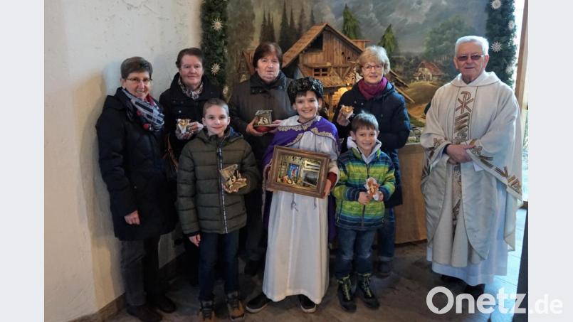 Die Gewinner vor der Krippe in Kirche (hinten von links): Elisabeth Vogl, Josefine Augsberger (für ihre Tochter Christine), Monika Beer, Marianne Flierl (für Enkeltochter Marina Hierl)und der Ruhestandsgeistliche Josef Beer sowie (vorne von links) Simon Zott, Bastian Kryschak und Glückskind Julian Preuß. Bild: wec