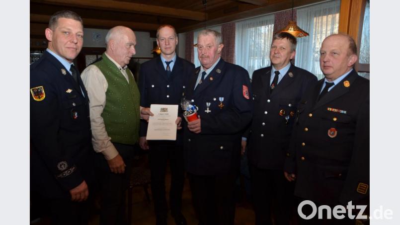 Reinhard Mages (Dritter von rechts) darf das goldene Ehrenzeichen der Feuerwehr des Freistaats Bayern für 40 Jahre Feuerwehrdienst in Empfang nehmen. Dazu gratulieren Kreisbrandmeister Christian Demleitner, amtierender Bürgermeister Johann Gollwitzer, Vorsitzender Michael Schwenke, Kommandant Stefan Meyer und Kreisbrandinspektor Martin Weig (von links nach rechts). Bild: dob