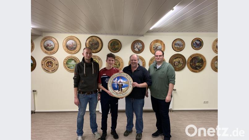 Martin Götz (Zweiter von rechts) überreicht die Scheibe an den Gewinner Marco Kindl. Dazu gratulieren Sportleiter Fabian Putzer (links) und Schützenmeister Stefan Brandmiller (rechts). Bild: gi