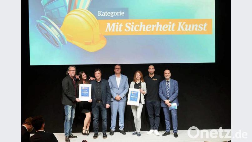 Gitarrist und Komponist Günter Hagn (links) sorgte bei dem prämierten Videoclip zum Thema „Persönliche Schutzausrüstung“ für den richtigen Sound. Bild: exb