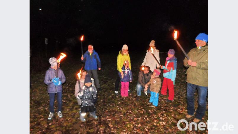 Mit ihren Fackeln warteten die Kinder auf das Entzünden des Holzstoßes. Bild: hai