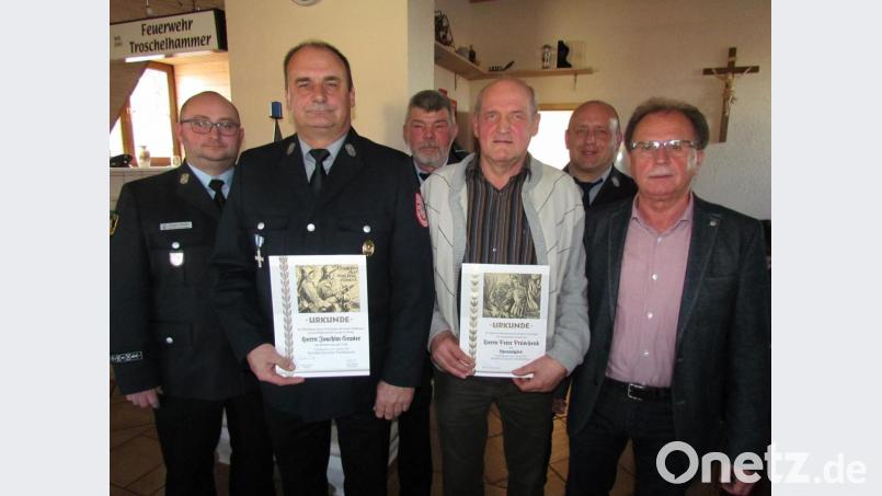 Peter Prischek (Zweiter von rechts) ist neues Ehrenmitglied der Troschelhammerer Feuerwehr. Eine Ehrenurkunde für 40-jährige Vereinstreue nimmt Vorsitzender Joachim Graser (links daneben) entgegen. Auf die zuverlässigen Kameraden sind auch (von links) Kreisbrandmeister Jürgen Haider, Kommandant Markus Huber, stellvertretender Vorsitzender Markus Burkhard sowie Bürgermeister Werner Walberer stolz. Bild: is