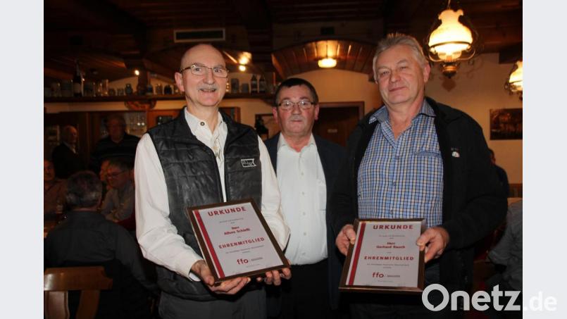 Zu Ehrenmitgliedern der Oberviechtacher Feuerwehr sind Alfons Schießl (links) und Gerhard Rauch (rechts) ernannt worden. Vorsitzender Hans Roßmann (Mitte) überreichte die Ernennungsurkunden. Bild: frd