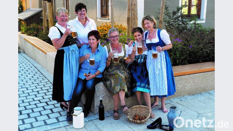 Die Neuhauser Zoiglwirtinnen sind im Januar auf dem Kalenderblatt zu sehen. Von links: Renate Schönberger, Rosi Witt, Monika Bauer, Gabi Fütterer, Sabine Furich und Gabi Punzmann. Bild: exb/Fabian Zetzl