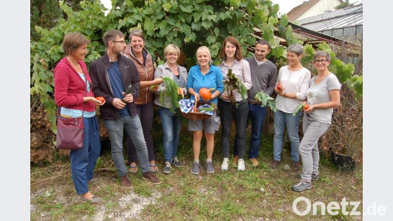 Aus der Solawi-Initiative mit 15 Personen ist mittlerweile eine Erntegemeinschaft mit 27 Ernteteilern geworden, die mehr als 40 Menschen ernährt. Im Bild: Landwirtin Margarete Lösl (mit Gemüsekorb) eine der engagierten Akteure der Gruppe. Bild: Barbara Ströll/exb