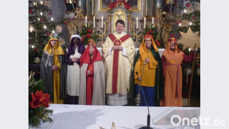 Die Wildenauer Sternsinger Lukas Kink, Lilian Förster, Sophia Förster, Leonie Wittmann und Lukas Mark (von links) in der Kirche St. Erhard mit Vikar Konrad Maria Ackermann (Mitte). Bild: exb