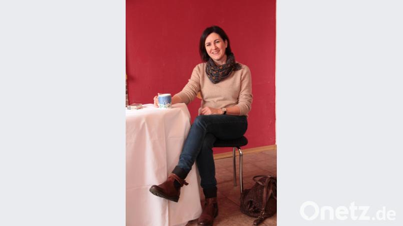 Für drei weitere Vorstellungen in der Regionalbibliothek Weiden tauscht LTO-Schauspielerin Claudia Lohmann ihren Kaffeebecher gegen ein Cocktailglas und schlüpft in die Rolle der „Kellnerin Anni“. Bild: exb/Lorenz Pinck/LTO
