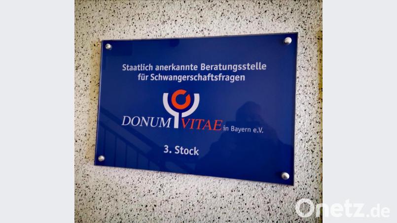 Ein Schild weist im Gebäude Breite Straße 12 auf die Beratungsstelle Donum Vitae hin. Sie befindet sich im dritten Stock, aber es gibt einen Aufzug. Bild: Thomas Dobler