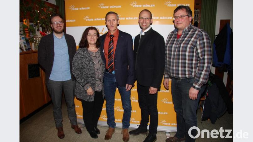 FW-Bürgermeisterkandidat Markus Schäffler stellte sich und seine Ziele in der Nominierungsversammlung in Muckenthal vor. Im Bild (von rechts) FW-Vorsitzender Thomas Streber, FW-Landratskandidat Ely Eibisch, Markus Schäffler sowie seine Ehefrau Christine und Sohn Philip. Bild: wro