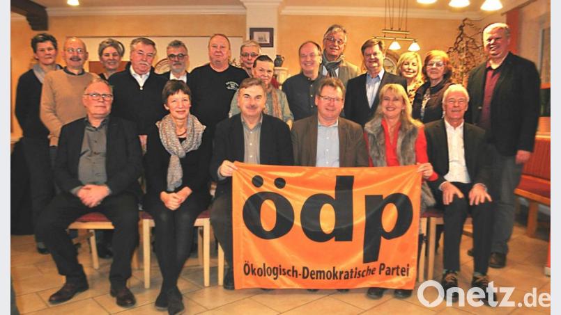 Die ÖDP nominierte die Bewerber für den Kreistag. Unser Bild zeigt sitzend von links die Spitzenkandidaten Hans Glatzl, Ursula Schindler, Alfred Damm, Martin Prey, Heidi Eckl und Arnold Kimmerl. Landesvorsitzender Klaus Mrasek (rechts) leitete die Wahl. Bild: Hirsch
