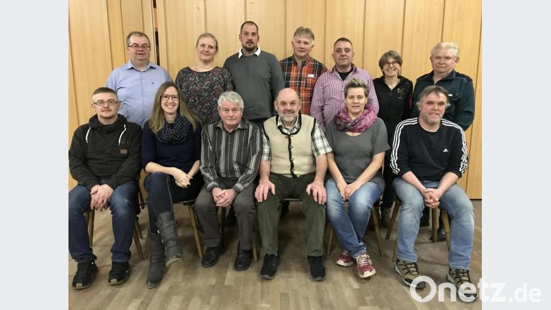 Die Marktratskandidaten der Freien Wählergemeinschaft: Es sei noch nie so einfach gewesen, die Liste voll zu bekommen, sagt der Vorsitzende Christoph Hösl (vorn, Dritter von rechts). Bild: eig