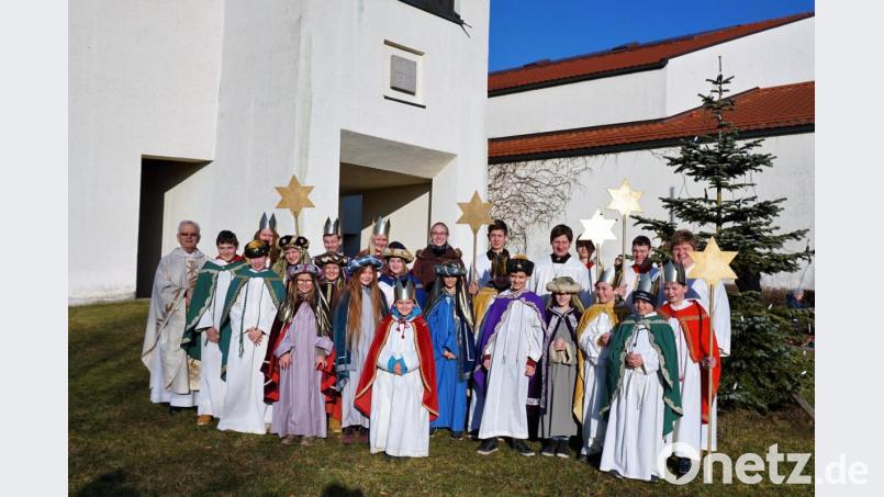 Ruhestandspfarrer Josef Beer (links) und Gemeindereferentin Kathrin Blödt (hinten, Mitte) schickten die Sternsinger aus Ebermannsdorf auf den Weg. Die Kinder und Jugendlichen sammelten 2100 Euro. Bild: wec
