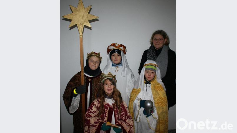 Lukas, Alessandro, Anton und Helena von der Pfarrei St. Elisabeth sprechen einen Vers und singen ein Lied, wenn sie vor den Haustüren der Mitmenschen um eine Gabe bitten. Bild: R. Kreuzer