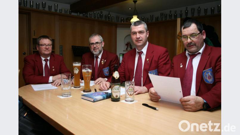 Vorsitzender und Chorleiter Horst Straub ( rechts), Stellvertreter Wolfgang Härtl (Dritter von rechts), Kassier Bernhard Schmidt (Zweiter von rechts) und Schriftführer Uve Hoffmann lieferten in der Generalversammlung des Gesang- und Orchestervereins bemerkenswerte Zahlen. Bild: roh