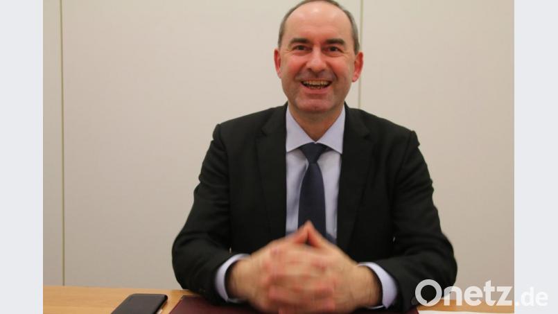 Gut gelaunt: Hubert Aiwanger, Chef der Freien Wähler, spielt den Schwarzen Peter an die Autobahn-Trassen-Befürworter zurück. Bild: jrh