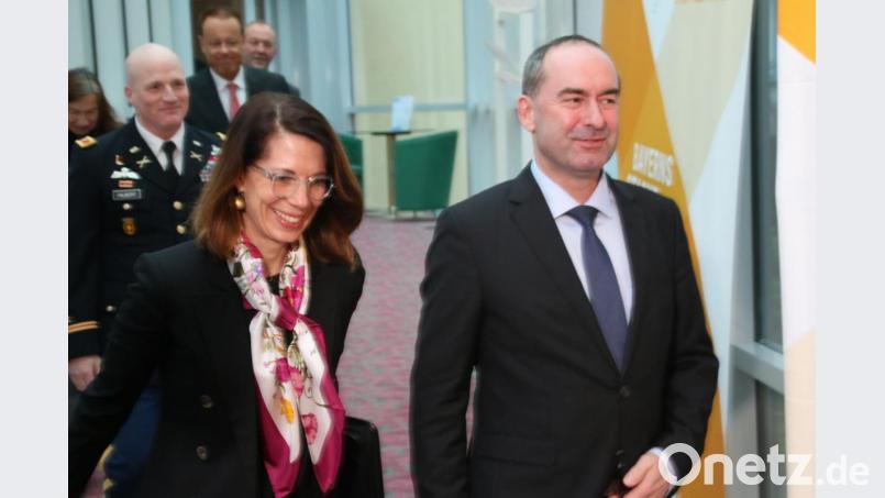 Wirtschaftsminister Hubert Aiwanger mit US-Generalkonsulin Meghan Gregonis. Bild: jrh