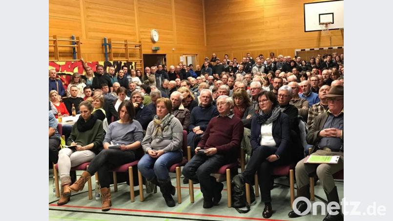 Der Widerstand gegen den Südost-Link wächst: 350 Störnsteiner folgten der Einladung der Freien Wähler Ende 2019. Bild: jrh