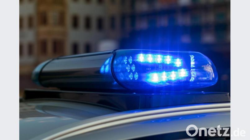 Das Blaulicht auf einem Fahrzeug der Polizei leuchtet in der Dunkelheit. Foto: Monika Skolimowska/zb/dpa/Archiv Bild: Monika Skolimowska