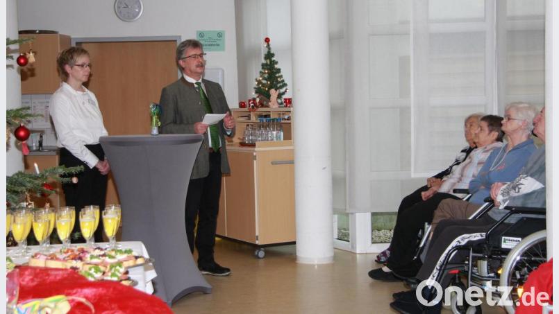 Umfassend lieferte Bürgermeister Wolfgang Braun (stehend, rechts) auch Fakten und Infos aus dem Rathaus. Links im Bild Heimleiterin Claudia Englmann. Bild: wro