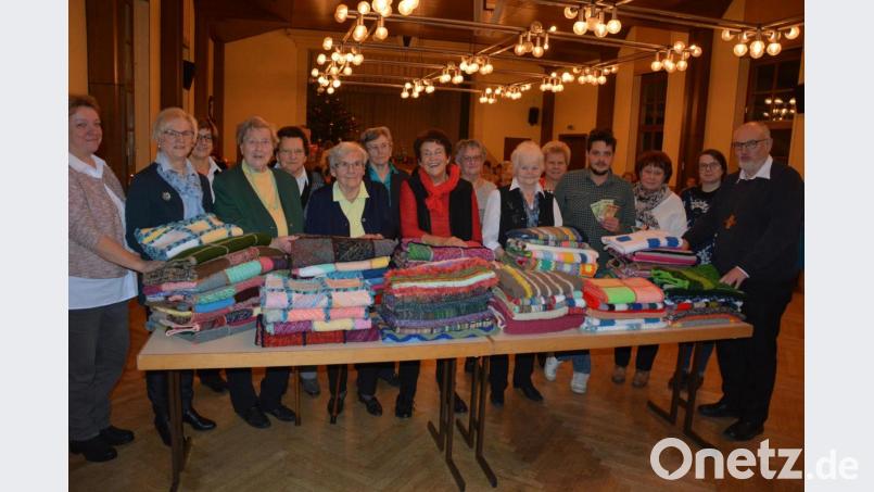 Geldspenden und 70 selbstgestrickte Decken spendete der Katholische Frauenbund Mitterteich um Vorsitzende Stilla Schuller (Achte von links). Darüber freuten sich Tobias Heindl (Vierter von rechts) von der Aktion Solidarität und Stadtpfarrer Anton Witt (rechts). Bild: jr