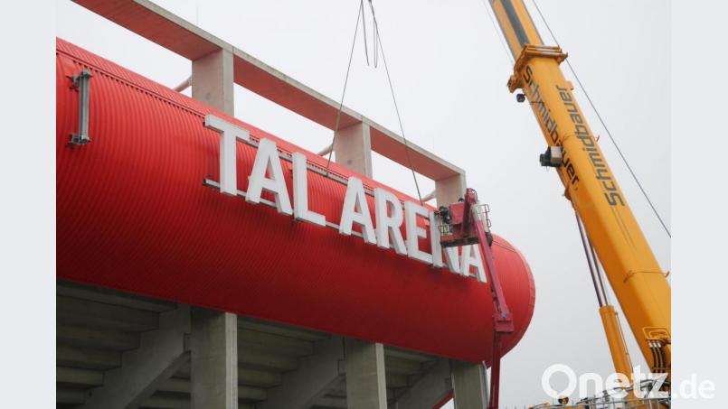 Für viele ungewohnt: Seit Dienstag ist der Schriftzug „Continental-Arena“ auf der Außenfassade des Fußballstadions verschwunden. Bild: Weiten
