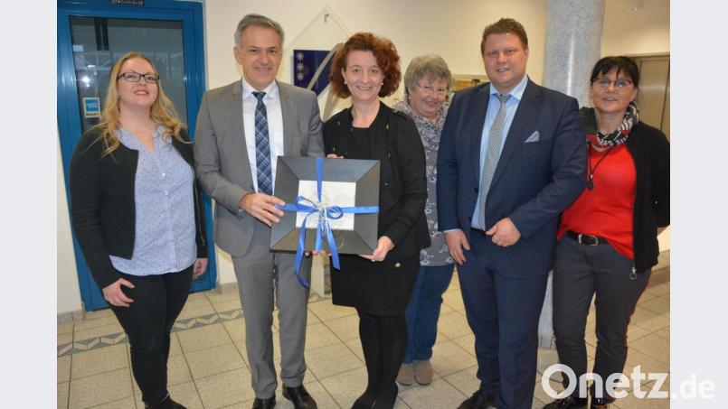 Viele Glückwünsche für den Betrieb des Hotels durften Geschäftsführerin Dagmar Teufel (Dritte von links) und Verena Eder (links) vom Vertrieb entgegennehmen. Gekommen waren Bürgermeister Roland Grillmeier (Zweiter von links) sowie (von rechts) Gabi Bleistein von der Tourist-Info, Gewerbeförderverein-Vorsitzender Stefan Grillmeier und Tourismusförderverein-Vorsitzende Gerlinde Lang. Bild: jr