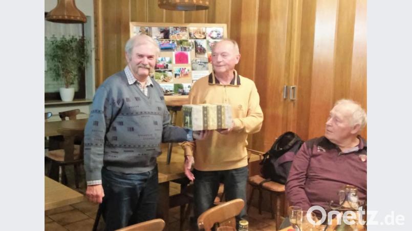 Karl Schieder dankt mit einer kleinen Aufmerksamkeit dem „Präsidenten“ der Gruppe "Fit mit 60", Gerd Dietl. Bild: exb
