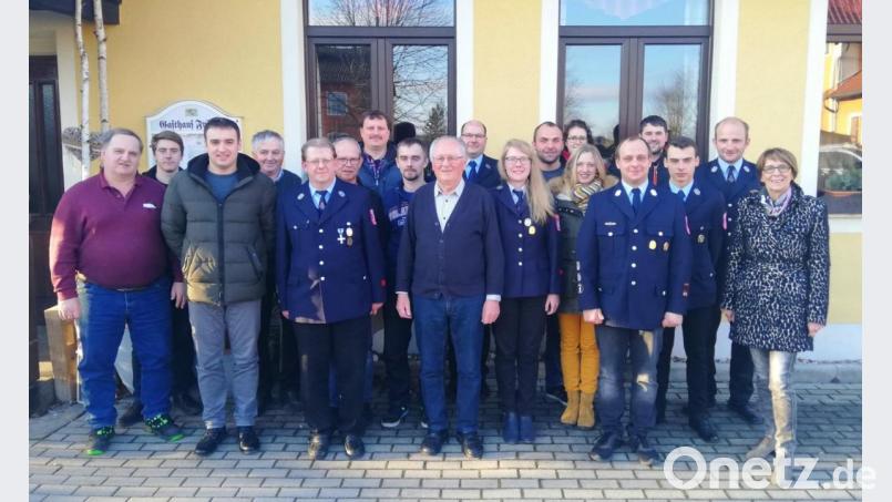 Hans Lang, Sebastian Kleber, Ludwig Greß junior, Franz Wildenauer, Wolfgang Lang, Josef Eschenbecher, Josef Zetzl junior, Christian Bauriedl und Josef Zetzl senior (von links) erhalten Auszeichnungen bei der Feuerwehr Pfrentsch. Bild: fjo
