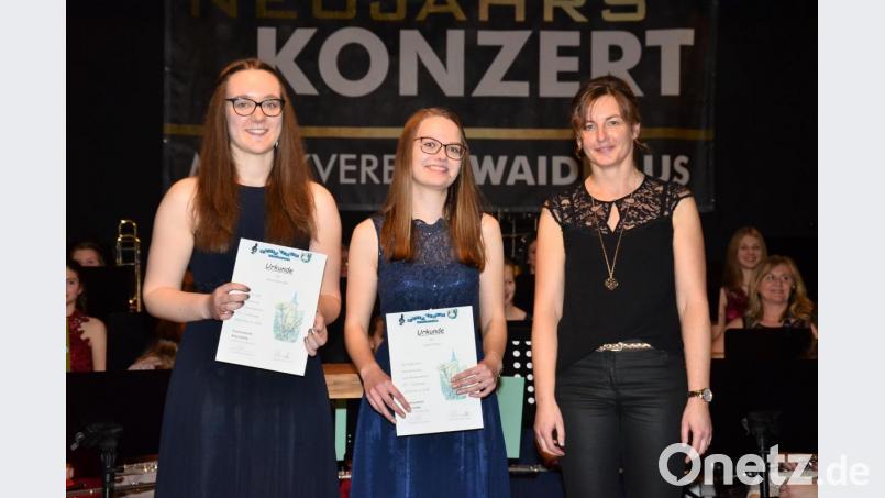 Qualität und Quantität beim Klarinettenspiel von Anna Nahrhaft und Lena Putzer fußen in weiten Teilen im Unterricht durch Musiklehrerin Margret Greß (von links). Bild: fjo