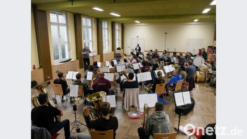 Gemeinsam proben die erwachsenen und jugendlichen Musiker unter der Leitung von Burkhard Weber. Bild: exb