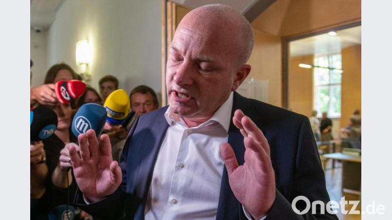 Joachim Wolbergs, suspendierter Oberbürgermeister von Regensburg, vor dem Verhandlungssaal des Landgerichts. Archivbild: Armin Weigel/dpa