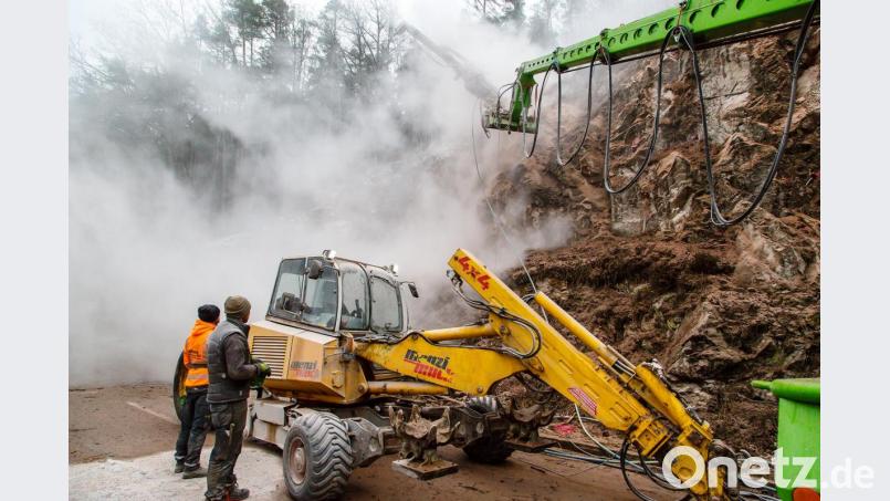 Per Fernsteuerung wird das Bohrgerät am Hang bedient. Normalerweise ist es an einem Schreitbagger (untenh) montiert. Für Löcher in großen Höhen wie hier am Wenzel kommt die Lafette zum Einsatz. Bild: Clemens Hösamer