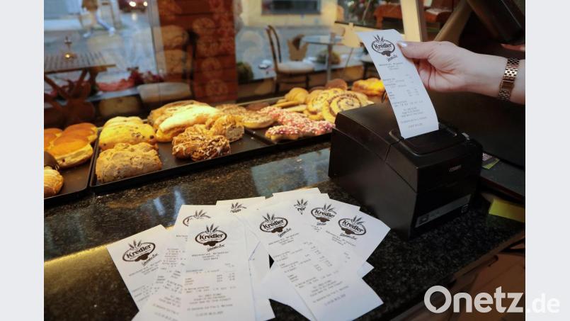 Auch in der Amberger Bäckerei Kredler gibt es jetzt für jede Breze einen Bon. Nur kaum ein Kunde nimmt ihn mit. Bild: Wolfgang Steinbacher