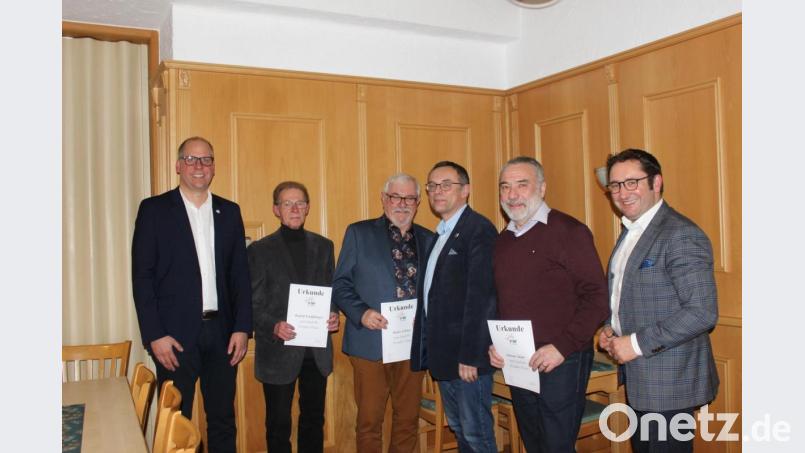 Seit 30 Jahren sind Rudolf Schüsselbauer, Walter Schnoy, Konrad Adam, und Johann Adam (Zweiter bis Vierter von links) aktive Mitglieder in der Freien Wählergemeinschaft. Vorsitzender Bernhard Pscheidt (links) und Tobias Gotthardt (rechts) gratulieren. Bild: exb