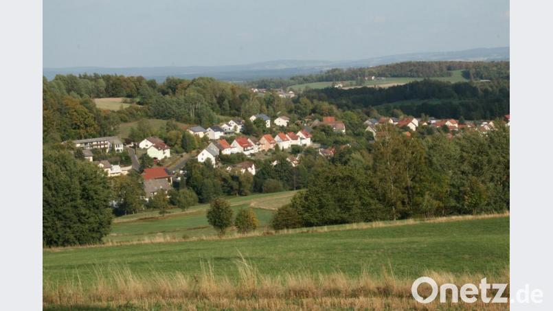 Friedenfels am Südhang des „Hohen Steinwalds“ verwöhnt in exzellenter Wohnlage nicht nur im Sommer die Bewohner mit viel Sonne und bester Aussicht. Bild: roh