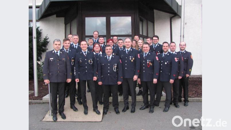 Nach 22 Jahren geben unter anderem Kommandant Siegfried Janner (vorne Dritter von links) und Vorsitzender Harald Dobner (vorne, Vierter von rechts) ihr Amt in jüngere Hände. Neuer Feuerwehrvorsitzender ist Matthias Ay (Dritter von rechts), neuer Kommandant Timo Krauß (vorne, Vierter von links). Bild: sei