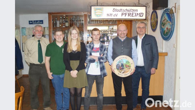 Die Silvesterscheibe 2019 gewann Josef Schreyer jun. mit einem 115 Teiler. Dabei sind die besten Schützen des Silvesterschießens sowie Bürgermeister Richard Tischler und Schützenmeister Rudi Schreyer. Bild: slh