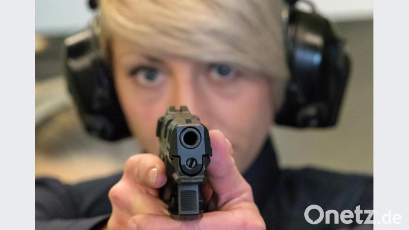 Eine Polizistin trainiert in einer Schießanlage mit der neuen Dienstwaffe der bayerischen Polizei. Das Innenministerium zieht ein Jahr nach Einführung der Waffe eine positive Bilanz. Bild: Peter Kneffel/dpa