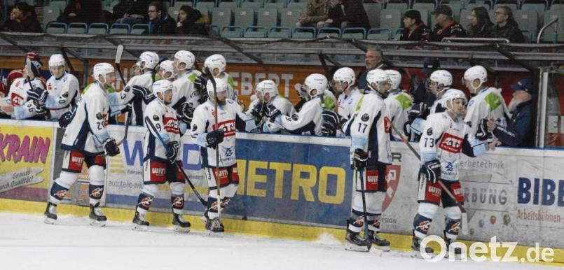Die Blue Devils Weiden nach einem Treffer beim entscheidenden Sieg in Regensburg. Bild: gb