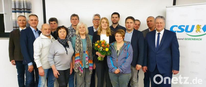 Die Liste der Gemeinderatskandidaten in ihrer Reihenfolge: 1. Susanne Lindner (stehend mit Blumen Mitte), 2. Cajetan Kredler, 3. Werner Kohl (Atzmannsricht), 4. Sabine Lindner (Kainsricht), 5. Markus Rösch, 6. Sebastian Kraus (Atzmannsricht), 7. Bernadette Rösch, 8. Prof. Dr. Hans Bäumler, 9. Sebastian Mattner, 10. Christine Kredler, 11. Peter Kick, 12. Elke Kraus, 13. Hartmut Barth, 14. Werner Borawski, 15. Rudolf Gottschalk, 16. Wolfgang Bäumler (Atzmannsricht). Zum Ersatzkandidaten wurden Maximilian Hammer bestimmt. Mit im Bild: MdL Harald Schwartz (links) und Landrat Richard Reisinger (rechts). Bild: kow