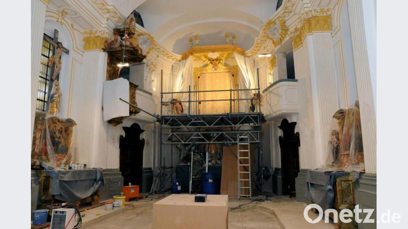 Noch nicht ganz fertig sind die Arbeiten im Inneren der Kirche. Vor allem fehlt noch das große Altarbild, das an der TU München restauriert wird. Bild: Stephan Huber