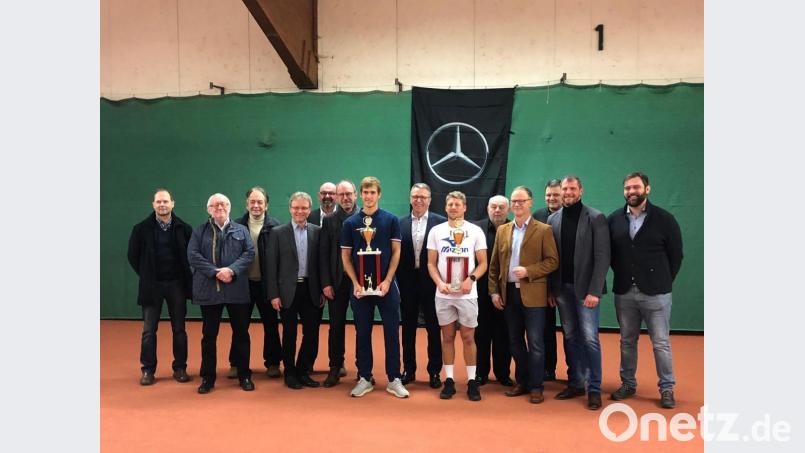 Das Organisations-Team des Dreikönigsturnier mit dem Sieger Sebastian Prechtel (Siebter von links) und dem Zweitplatzierten Lukas Oller (Sechster von rechts) sowie den Ehrengästen. Bild: hä